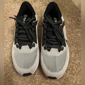 Nike Air Zoom Pegasusus 40
Size 7.5
Grey/Black